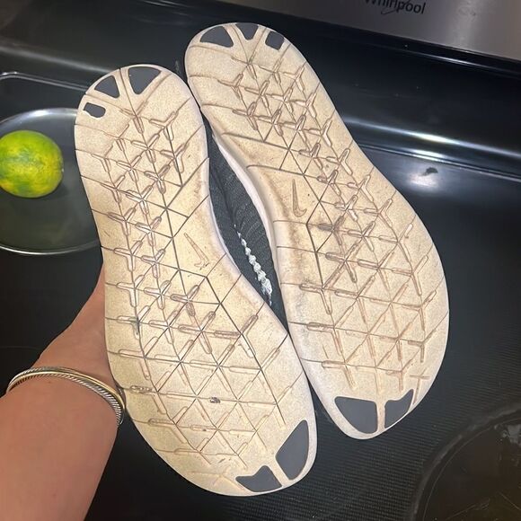 Black & White Nike Free Run Flyknit Sneaker - Light Shoe Women’s 7.5 - Picture 4 of 7